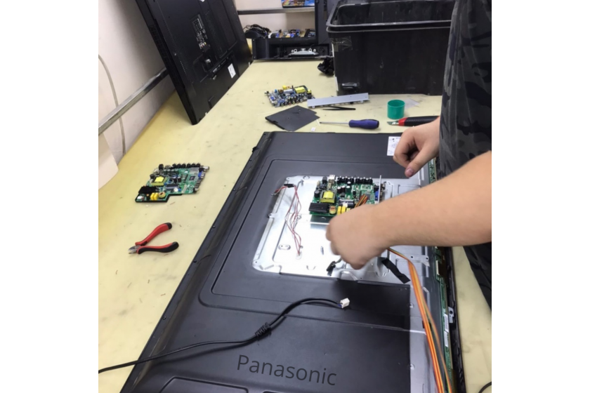 Мастера производят ремонт телевизоров Panasonic в сервисном центре ICEBERG в городе Нур-Султан