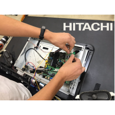 Мастера ремонтируют телевизор Hitachi в сервисном центре ICEBERG в городе Нур-Султан