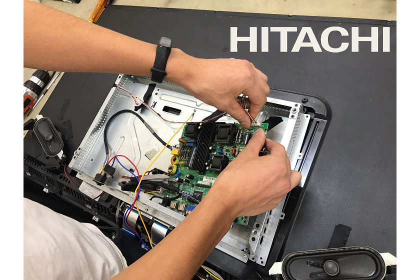 Мастера ремонтируют телевизор Hitachi в сервисном центре ICEBERG в городе Нур-Султан