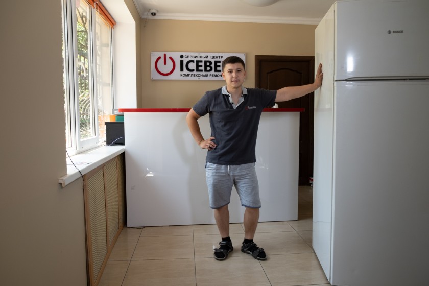 Мастера производят ремонт холодильников в сервисном центре ICEBERG в городе Астана