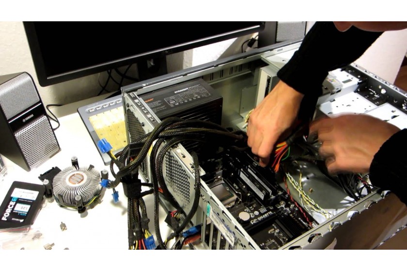 Мастера производят ремонт компьютеров в сервисном центре ICEBERG в городе Астане