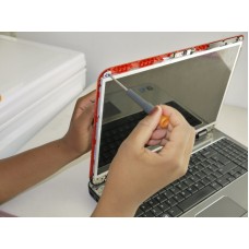 Мастера производят ремонт экрана ноутбука в сервисном центре ICEBERG в городе Нур-Султан