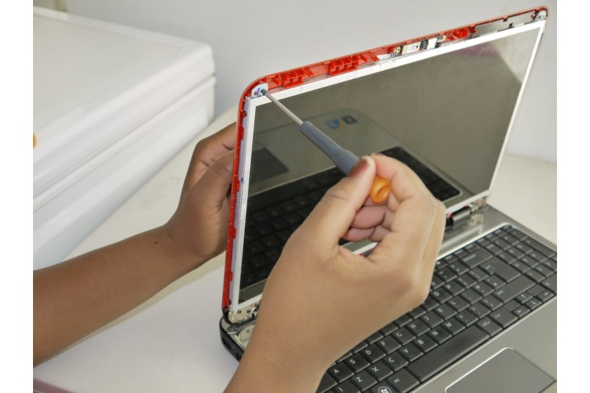 Мастера производят ремонт экрана ноутбука в сервисном центре ICEBERG в городе Нур-Султан