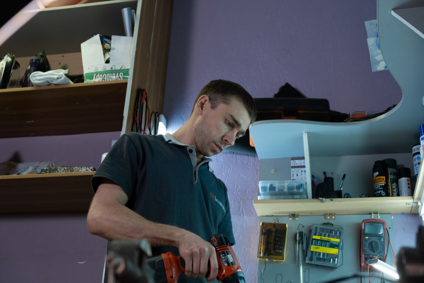 Мастера производят ремонт гладильных систем в сервисном центре ICEBERG в городе Астана