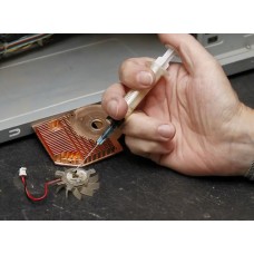 Мастера производят ремонт кулера ноутбука в сервисном центре ICEBERG в городе Нур-Султан