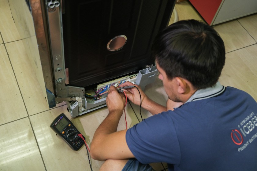 Мастера производят ремонт посудомоечных машин в сервисном центре ICEBERG в городе Астана
