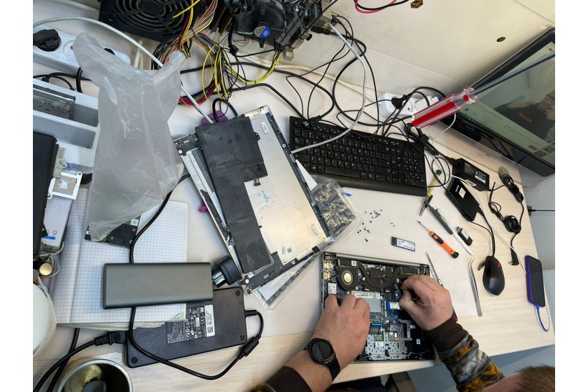 Мастера производят ремонт динамиков ноутбука в сервисном центре ICEBERG в городе Нур-Султан