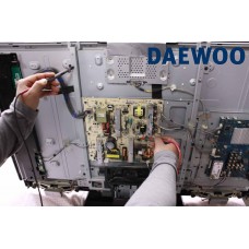 Мастера ремонтируют телевизор Daewoo в сервисном центре ICEBERG в городе Нур-Султан