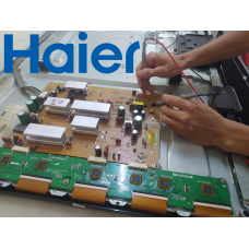 Мастер ремонтирует телевизор Haier в г. Нур-Султан в сервисном центре iceberg