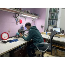 Мастера производят ремонт электросамокатов в сервисном центре ICEBERG в городе Астана