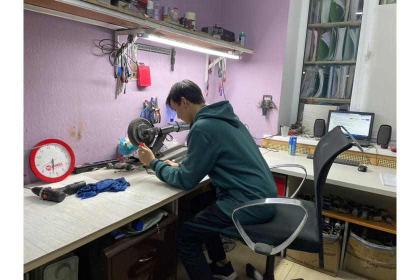 Мастера производят ремонт электросамокатов в сервисном центре ICEBERG в городе Астана