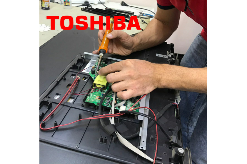 Мастера ремонтируют телевизор Toshiba в сервисном центре ICEBERG в городе Нур-Султан